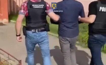 Un timișorean care s-a dat drept ofițer de poliție, cercetat pentru înșelăciune cu apartamente închiriate în Arad. Video
