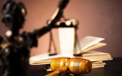 Un bărbat cere în instanță dizolvarea PNL, USR și UDMR