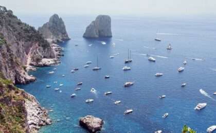 Regulă ciudată pe o insulă italiană: taxă de 500 de euro pentru sticlele de apă aduse de turiști