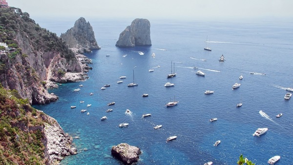 Regulă ciudată pe o insulă italiană: taxă de 500 de euro pentru sticlele de apă aduse de turiști