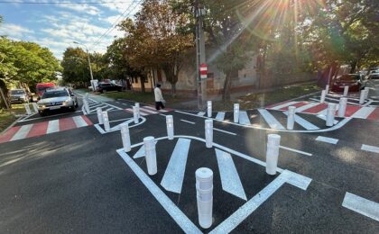 Aberație rutieră pe strada primarului Fritz: 42 de stâlpi într-o intersecție secundară