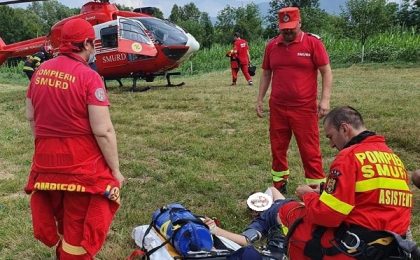 Video! Bărbat prins sub un copac, salvat după o intervenție cu elicopterul SMURD și adusă la Timișoara