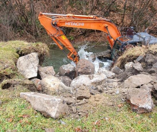 Intervenție pe râul Nădrag pentru a asigura stabilitatea malului