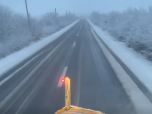 Intervenții pe drumurile din vestul țării: drumarii au acționat cu 57 de utilaje și au împrăștiat aproape 300 de tone de material antiderapant