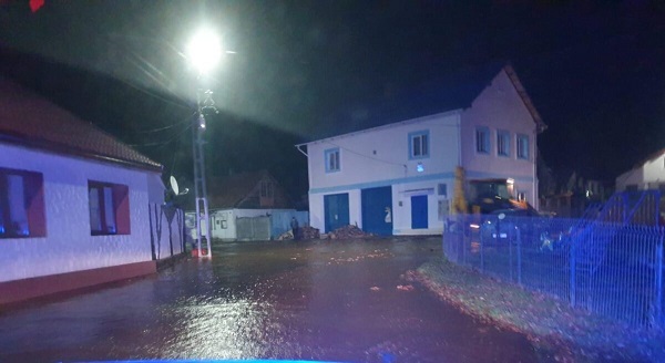 Avarie. Mai multe străzi dintr-o localitate din Banat au fost inundate