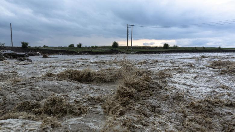 Anunţ de la hidrologi: Cod portocaliu de inundații în două judeţe din vestul ţării