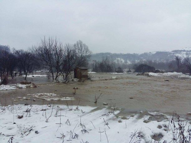 Hidrologii au emis cod galben de inundaţii pentru două judeţe din ţară