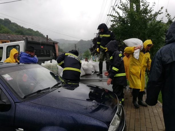 Alertă de inundații pentru râuri din Timiş, Hunedoara, Arad, Caraş-Severin şi alte 15 judeţe