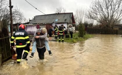Persoane evacuate din calea apelor