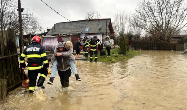 Persoane evacuate din calea apelor