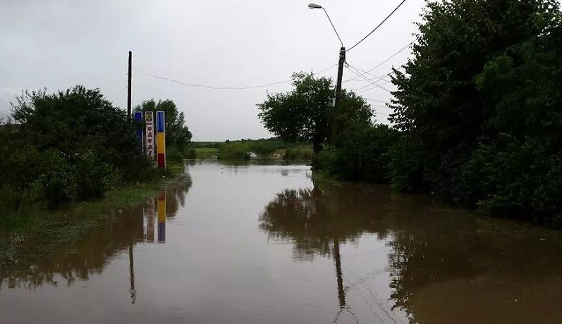 Cod roșu de inundații pe Bârzava, în zona Gătaia