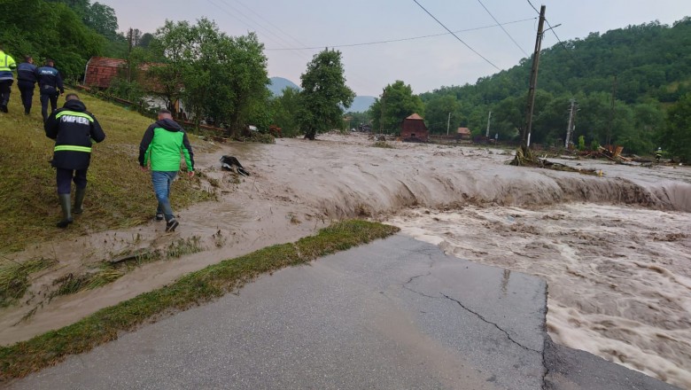 Drum național închis circulației în județul Alba, din cauza aluviunilor. Peste 200 de persoane și-au petrecut noaptea în căminul cultural