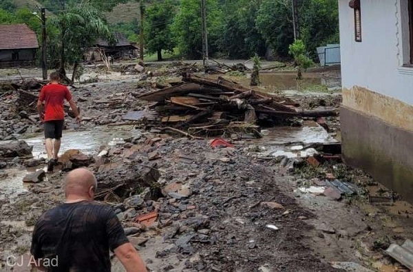 Ministrul Mediului vizitează satele din vestul țării, inundate duminică, în care zeci de locuințe au fost afectate
