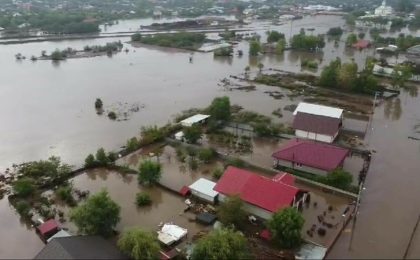 Inundaţii fără precedent în Galaţi. Au căzut aproape 200 l/mp în mai puțin de 24 ore. Cinci oameni au murit luaţi de viituri, alte sute așteaptă să fie salvați. Video
