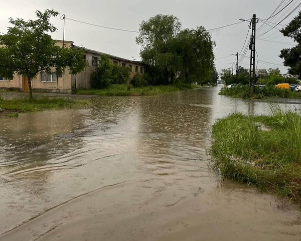 Apă până la genunchi în două cartiere noi de lângă Timișoara, după ploaia torențială 