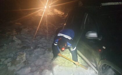 O mașină în care se aflau trei persoane a rămas înzăpezită în zona Muntelui Găina