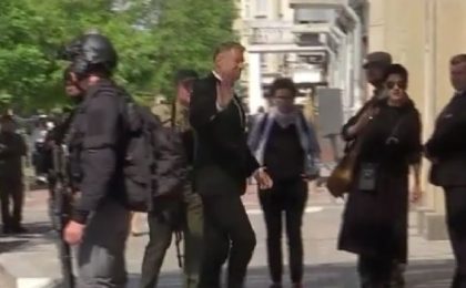 Klaus Iohannis a ajuns la Kiev. A trecut printre gărzi înarmate și a făcut cu mâna