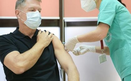 Klaus Iohannis s-a vaccinat anti-Covid: Este o procedură simplă, nu doare/ Recomand tuturor vaccinarea. Video!