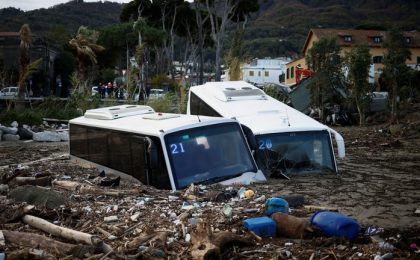 Video! Trei copii, printre care un bebeluş de doar 21 de zile, morţi în urma alunecărilor masive de teren de pe insula italiană Ischia
