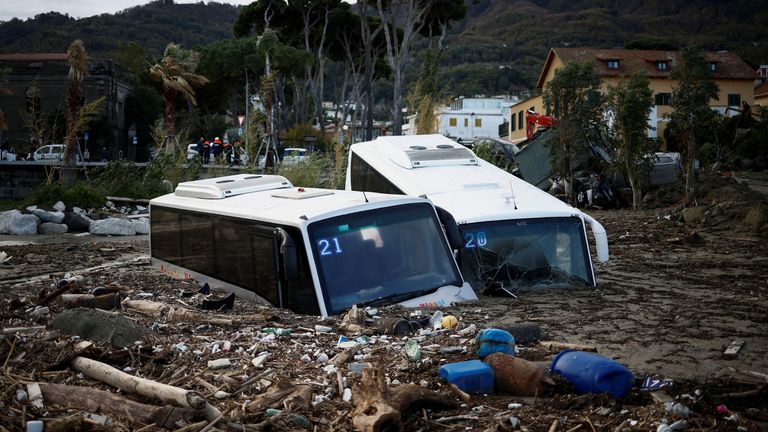 Video! Trei copii, printre care un bebeluş de doar 21 de zile, morţi în urma alunecărilor masive de teren de pe insula italiană Ischia