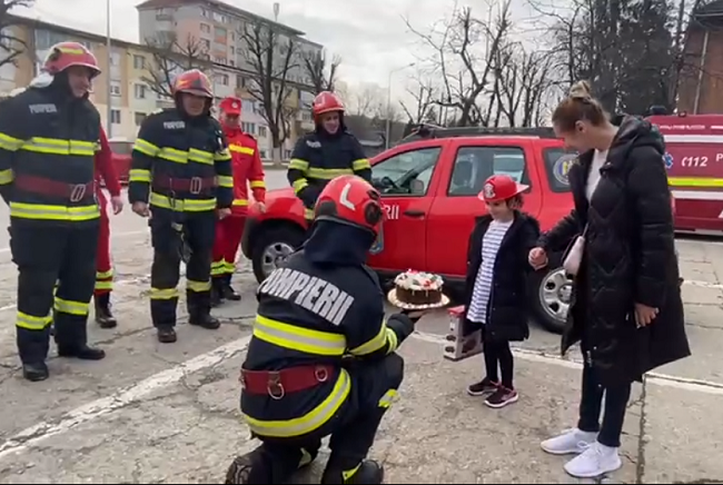 Zi specială pentru Sara. La împlinirea vârstei de 7 ani, pompierii i-au cântat ”La mulți ani!”