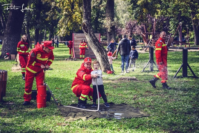 Pompierii și jandarmii timișeni, la dispoziția celor mici, de Ziua Copilului