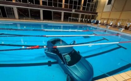 Un Jaguar a plonjat într-o piscină în care se aflau 20 de oameni (video)