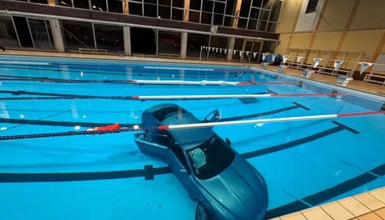 Un Jaguar a plonjat într-o piscină în care se aflau 20 de oameni (video) 1 Un Jaguar a plonjat într-o piscină în care se aflau 20 de oameni (video)