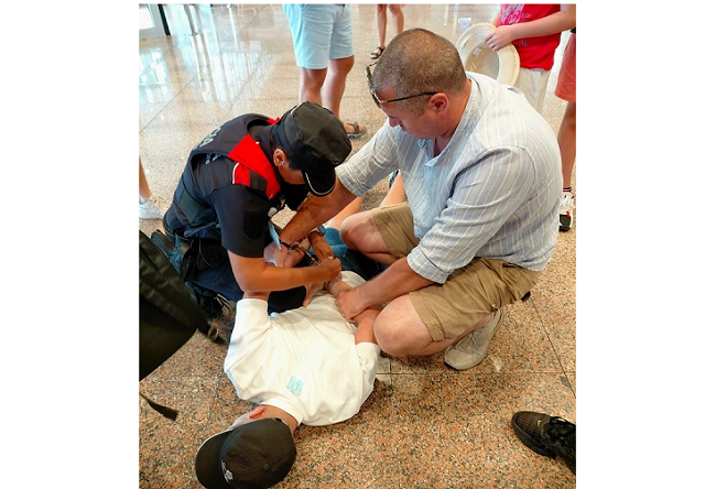 Un jandarm român aflat în concediu a ajutat autoritățile spaniole să prindă un fugar în aeroportul din Barcelona 1 Un jandarm român aflat in concediu a ajutat autoritățile spaniole sa prindă un fugar în aeroportul din Barcelona