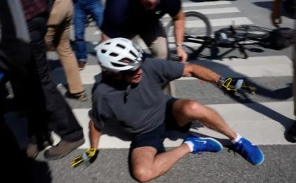 Președintele american Joe Biden a căzut de pe bicicletă. Video