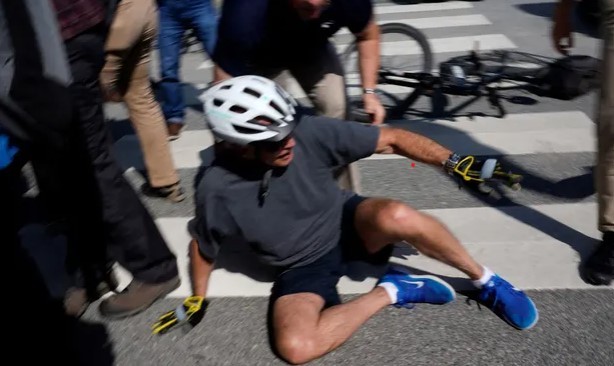 Președintele american Joe Biden a căzut de pe bicicletă. Video
