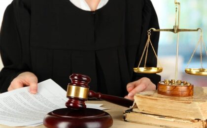 Judecătoare reținută pentru luare de mită și deținere de droguri