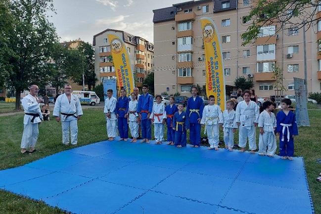 Judo şi cultură japoneză în parcurile din Timişoara. O iniţiativă lăudabilă, ce promovează sportul şi mişcarea fizică în rândul copiilor