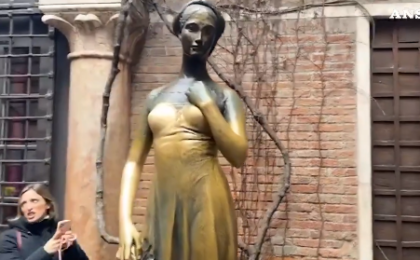 Statuia Julietei lui Shakespeare din Verona, deteriorată de „mângâierile” turiştilor