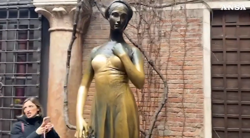 Statuia Julietei lui Shakespeare din Verona, deteriorată de „mângâierile” turiştilor