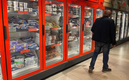 Amenzi de 60.000 de lei, date de Protecţia Consumatorilor la un magazin Kaufland din Timişoara / Au fost retrase de la vânzare produse alimentare