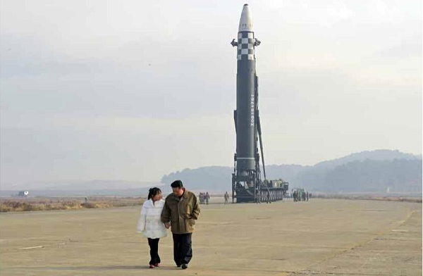 Kim Jong Un şi-a scos pentru prima oară fiica în public. Liderul nord-coreean a dus-o pe copilă să vadă testul cu rachetă intercontinentală