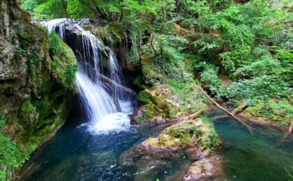 Cascada La Văioaga, una dintre cele mai spectaculoase din Banat! Turiștii sunt fascinați de peisajul de basm