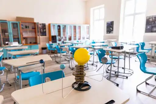 Elevii Colegiului Național Bănățean din Timișoara vor putea pătrunde în tainele universului, datorită unui laborator de astronomie. Foto 2 lab 1