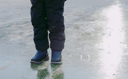 Trei copii de 14 ani au căzut într-un lac îngheţat. Doar doi au reuşit să iasă singuri la suprafaţă. Al treilea copil este resuscitat
