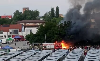 Incendiu în Piața Flavia din Timișoara, a ars o tonetă unde se vindeau langoși și alte preparate. Foto