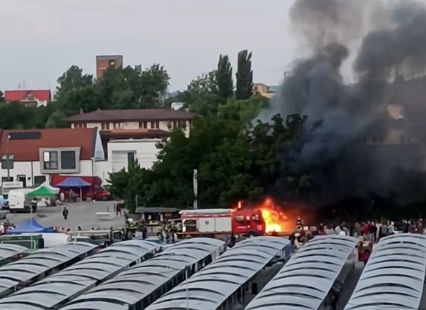 Incendiu în Piața Flavia din Timișoara, a ars o tonetă unde se vindeau langoși și alte preparate. Foto