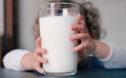 Un litru de lapte a ajuns să fie mai scump în România decât în Franţa