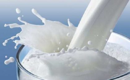 Un supermarket din Marea Britanie renunță la termenul de expirare al laptelui. Valabilitatea va fi dată de mirosul clientului