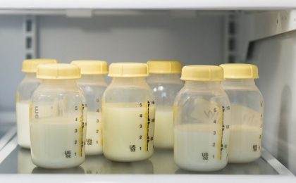 Creşterea vânzărilor online de lapte matern vine la pachet cu riscuri legate de prezenţa bacteriilor, medicamentelor şi virusurilor