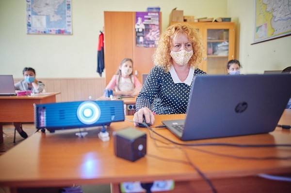 61 la sută dintre profesorii din mediul rural vor să creeze lecții digitale
