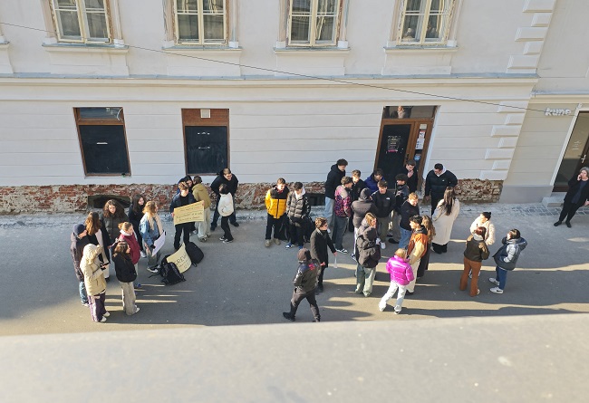 O profesoară din Timişoara este acuzată de elevi şi părinţi că face prozelitism religios şi propagandă politică la orele de limba română