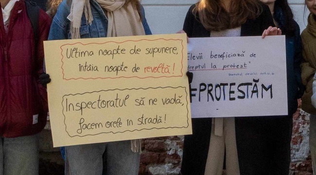 Protest spontan la Liceul Lenau din Timișoara: elevii refuză să intre la ora unei profesoare care este în conflict cu mai multe clase
