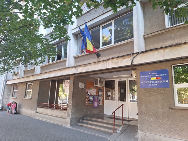 Primarul Timișoarei i-a anunțat pe elevii unui liceu de top din oraș că le renovează școala, dar nu le-a spus că ei nu se vor mai întoarce vreodată acolo 4 Primarul Timișoarei i-a anunțat pe elevii unui liceu de top din oraș că le renovează școala, dar nu le-a spus că ei nu se vor mai întoarce vreodată acolo