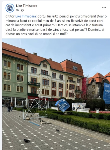 “Cuburile” electorale din Timișoara ale USR, pericol public pentru pietoni și mașini Vântul ușor din 27 martie 2024, din jurul prânzului, a făcut ca mai multe dintre cuburile expozoare, cu relcame electorale ale USR și al candidaților Fritz și Drulă, să fie luate de vânt. Mai mulți trecători s-au plâns că erau să fie loviți de acestea. Două cazuri concrete sunt chiar în Piața Operei și pe bulevardul Gheorghe Lazăr. În mod normal, aceste cuburi sau corturi trebuie ancorate de obiecte fixe din jur sau ancorate la sol, lucru imposibil din cauză că sunt fie pe trotuare de asfalt, fie pe pavaj, cum e cazul celor din piețele Operei sau Libertății. “Cortul lui Fritz, pericol pentru timisoreni! Doar o minune a facut ca copilul meu de 5 ani să nu fie strivit de acest cort, cat de inconstient e acest primar?? Oare ce se intamplă la o furtună dacă la o adiere mai serioasă de vânt a fost luat pe sus?? Dominic, ai distrus un oraș, vrei să ne omori și pe noi??”, a comentat pe pagina de Facebook „Like Timisoara”, o persoană a cărei copil era să fie lovit de cubul dărâmat din Piața Operei. În fotografia cu cubul din Piața Operei se poate observa o improvizație din cioturi de dale de beton, puse tocmai pentru a asigura stabilitatea structurii metalice. Care, în ciuda construcției, nu se autosusține, așa cum cere legea, în cazul unui vânt de intensitate medie. (foto cub Operei) În cazul cubului de pe Gheorghe Lazăr se poate observa că aici meșterii nu s-au mai obosit să pună nici măcar niște pietre care să susțină scheletul metalic.(foto cu Gh Lazar). Aceste cuburi sunt încadrate prin Legea 185/2013 privind amplasarea şi autorizarea mijloacelor de publicitate, la categoria “structură de publicitate autoportantă - cadru suport amplasat la sol, fără fundaţie sau alt sistem de fixare, stabilizat prin propria greutate, pe care sunt dispuse feţe realizate din materiale uşoare de tip mesh, plasă fină, pânză şi altele asemenea, pe care se află imprimate reclame şi mesaje publicitare”. O lacună a legii este că nu sunt prevăzute expres mijloace temporare de fixare sau ancorare a acestora. Prin urmare nu există nici sancțiuni. Ceea ce este grav e lipsa obligativității fixării acestora dar și eventuale sancțiuni, în caz că aceste structuri cedează sau se răstoarnă și rănesc persoane aflate lângă ele sau în trecere, ori mașini parcate lângă ele. La nivel local, regulamentele de publicitate sunt pliate pe legea amintită, astfel că nici aici nu apar niciun fel de prevederi. Ca atare, dacă o astfel de structură rănește o persoană, aceasta nu poate decât să se spere la o rănire cât mai ușoară, după care să se adreseze poliției, care va decide asupra cauzelor. Ca vinovat ar trebui să fie atât firma care a cerut autorizația temporară la primărie, cât și autoritatea care a autorizat structura autoportantă de publicitate, Primăria Timișoara, în cazul de față. Doar că, în lipsa legislației, totul ar rămâne în ceață, din punct de vedere al răspunderii legale. Ceea ce rămâne cu sigurnață este vătămarea corporală sau sperietura celor afectați sau loviți. Cărora nu le rămâne decât să se consoleze cu proverbul din bătrâni “Prinde orbul scoate-i ochii!”.